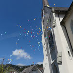 Die Ballone steigen der Kirchenfassade nach hoch...