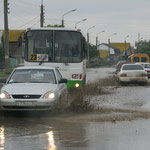 Bei Regenwetter steht die Straße unter Wasser