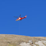 Nach kurzem Flug an der Rettungswinde, wurde die verletzte Person auf dem Zwischenlandeplatz auf der Alp Languard in den Helikopter gebracht und ins nächstgelegene Spital geflogen.