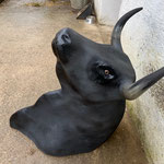 Wie der große schwarze Stier nur in der Farbe grau/schwarz , Preis Kopf und fahrbare Halterung 750,00 Euro
