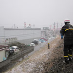 津波が線路上の土手に押し迫ってくる