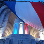 Le monument au mort illuminé le 11novembre 2024