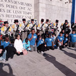 Le groupe d'élèves de 3è au pied du Monument aux morts