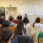 La rencontre entre Max Boublil et Daniel Benoin et les 3è demi-finalistes a lieu au CDI du collège