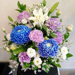 法事用に。白・紫・青のお花を使ってお任せアレンジメント