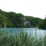 Silbersee mit Höhle im Hintergrund