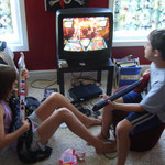 Allison und Elliott playing "Guitar Hero" 