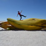 Der Moment, wenn du in der Salzwüste auf einer riesigen Bananenschale ausrutschst...