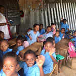 A Madagascar, l'accueil des enfants dans une classe est toujours incroyablement respectueux !