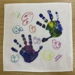 絵具でとった手形がとっても素敵な１枚。色の混ざり具合が絶妙でした！