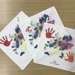 広尾のワークショップで作成。絵画の先生と一緒に、絵具で自由に描きました！手型のあり・なしの２パターンを作り、2枚はパパ・ママ双方のご両親へのプレゼントに。