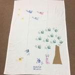 0歳の赤ちゃんの手と足型をアートにしました。３羽の鳥は、パパ・ママ・お子様を表しています！