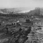 Dammbruch bei Dankersen/MLK  am 10.11.1918 Deutlich erkennbar die beiden Tonfalze (senkrecht) am Bauwerk, die den Damm mit dem Bauwerk verzahnen sollen (Verhindern einer eventuellen Umströmung)