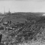 Dammbruch bei Dankersen/MLK  am 10.11.1918  Im Hintergrund (beim Pfeil a) Teil eines Hilfsdammes, der zum Herausschaffen des in die Bruchstelle getriebenen Kahns diente