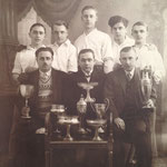 Vers 1930-Une société de balle pelote, mais laquelle ? Assis au milieu : Oscar Hautain, brasseur rue du Cura (Photo Octave Sanspoux)