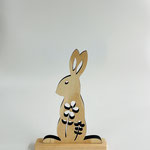 Hase Blume € 25 ; 20 cm hoch; INFO: Holz ist ein Naturprodukt, daher können Abweichungen vorkommen.