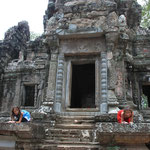 Chau Say Tevoda avec ses lions protégeant l'entrée du temple