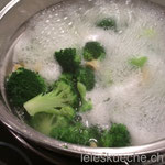 Brokkoli mit den Teigwaren kochen