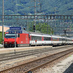 März 2021: Interregio bei der Einfahrt in den Bahnhof von Cadenazzo. Einer der damals noch stündlich fahrenden Züge aus Zürich oder Basel nach Locarno. (Aufnahme vom August 2016.)