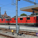 Juli 2025: Güterzug mit 2 Re 420 bei einem Halt in Huttwil. (Aufnahme vom Juni 2025.)