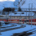 Januar 2022: Einfahrt in den Bahnhof von Andermatt. (Aufnahme vom Januar 2018.)