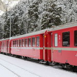 Februar 2025: RhB Zug unterwegs Richtung Disentis. (Aufnahme vom Januar 2018.)