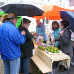 Die Mitarbeiterinnen des Weltladens Biberach verkaufen Mangos auf dem Wochenmarkt