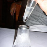 のりのりの食後酒＝コアントローは、フラスコみたいなグラスに入っていました。下に氷が入っています。