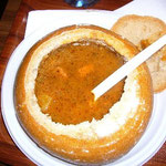 これはパンに入ったグラーシュ・スープ。これもポピュラーなスタイル。日本にもあったらいいのに。