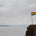 ボリビアの旗がきれいになびいています。