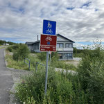 Wegweiser Richtung Nordkap und Alta in Nordnorwegen beim Bikepacking