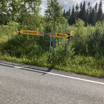 Straßenwegweiser bei Lillehammer in Norwegen auf Bikepacking-Tour