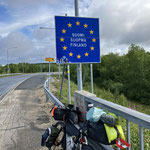 Beladenes Gravelbike an der Grenze zu Finnland auf Bikepacking-Tour