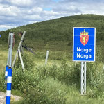 Ortsschild Norwegen auf abgelegener Straße während einer Bikepacking-Tour