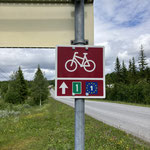 Norwegisches Fahrrad-Routenschild entlang einer Bikepacking-Strecke