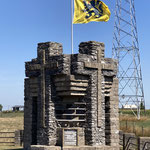 Bikepacking in Westflandern mit historischem Grenzmonument in Belgien