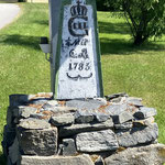 Historischer Grenzstein von 1783 in Schweden auf Bikepacking-Route