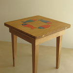 Tavolo PESCI: 2 piani di recupero su struttura in faggio naturale;pezzo unico,2010-11;cm.70x70x70