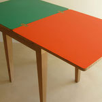 Tavolo PESCI aperto, piani laminato 2 colori; cm.140x70