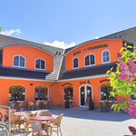 Außenansicht mit Eingang Bäckerei / Café
