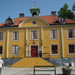 Hier im kleinen, niedlichen, gelben Rathaus auf dem Marktplatz ist auch die Touristinformation (untergebracht) und Sie erhalten die genaue Wegbeschreibung.