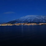 Abfahrt mit dem Hurtigrutenschiff in Tromsö bei Nacht