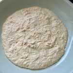 Pâte à matlouh sans gluten versée dans la poêle pour cuisson