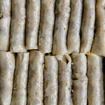 Baklawa disposés dans un plat carré allant au four