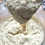 Texture de la pâte à matlouh sans gluten entre pâte à cake et pâte à blini