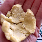 Texture friable de la pâte à makroud sans gluten à base de semoule de millet