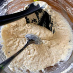 Texture de la pâte à matlouh sans gluten juste avant cuisson à la poêle
