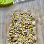 Préparation des rouleaux de baklawa garnis de pistaches et noisettes