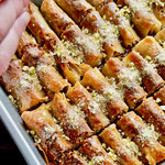 Baklawa décorés avec de la poudre de pistaches et noisettes