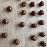 Boules de pâte de dattes pour la garniture des makroud